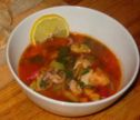 Mediterrane Suppe mit Gemüse und Meeresbewohnern