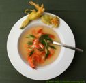 Klare Tomatenconsommé mit Garnelen und gebackenen Zucchiniblüten
